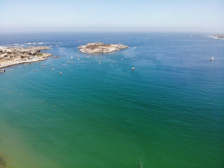 A pocos kilómetros del mar, el pueblo ofrece alojamientos económicos ideales para familias. A pocos kilómetros del mar, el pueblo ofrece alojamientos económicos ideales para familias.