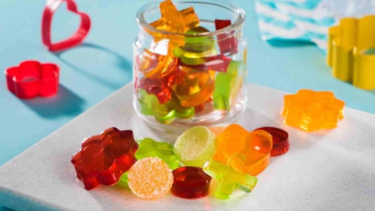 Cómo preparar gomitas de jengibre para aliviar dolores de garganta