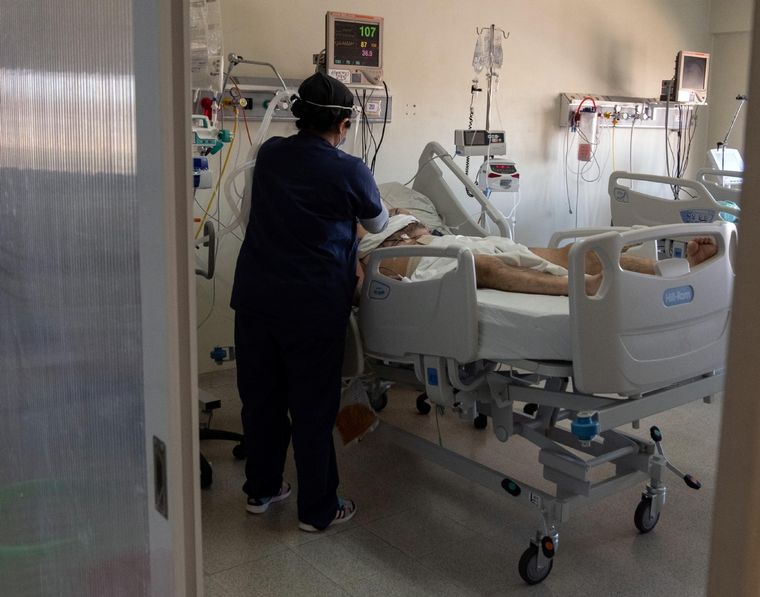 Los hospitales y clínicas se demoran en registrar los decesos porque están muy exigidos por la pandemia. Foto: MDZ