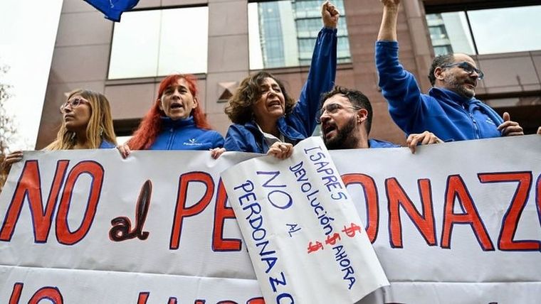 Trabajadores de la salud pública protestan frente a la sede de la Asociación de Isapres por la deuda que las aseguradoras mantienen con sus afiliados. Foto: GETTY IMAGES