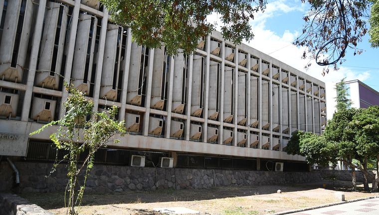 El Palacio Policial, uno de los ejemplos de la arquitectura brutalista que aún resiste en distintos puntos de Mendoza. Foto: ALF PONCE MERCADO / MDZ