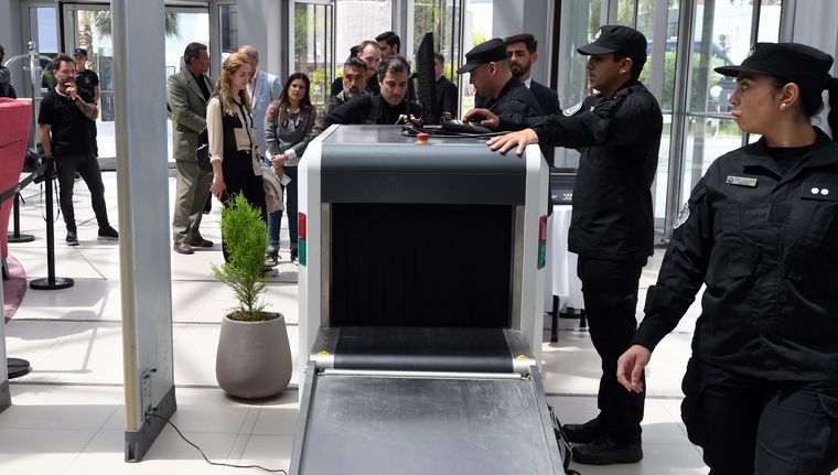 La Policía de Seguridad Aeroportuaria detuvo a los dos pasajeros que tuvieron sexo en el avión. La Policía de Seguridad Aeroportuaria detuvo a los dos pasajeros que tuvieron sexo en el avión.
