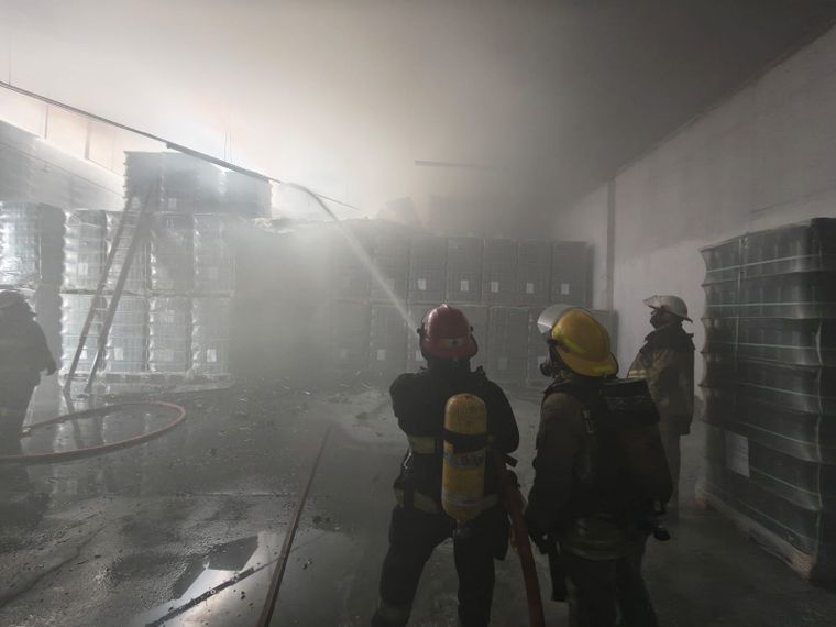 Un incendio en Guaymallén afectó parte de la producción de una fábrica de botellas.