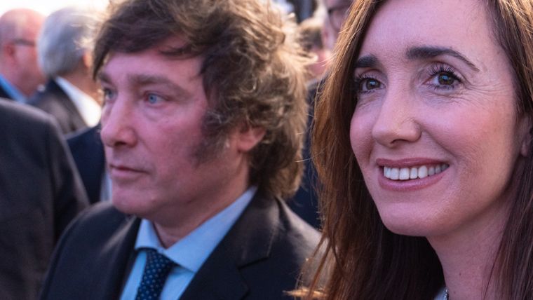  Javier Milei y Victoria Villarroel junto a los dirigentes de la libertad avanza el lunes tuvieron una gloriosa jornada que significó la victoria Foto: Analía Melnik/MDZ