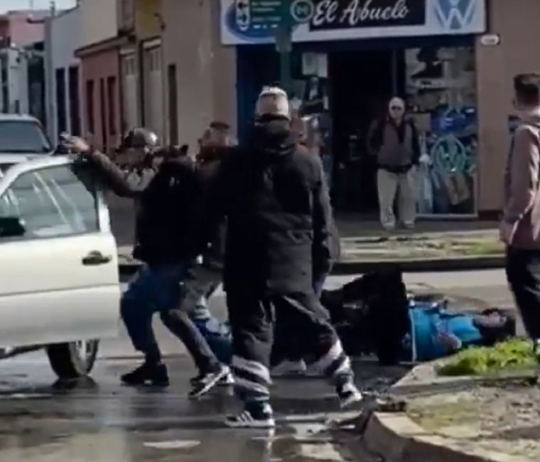 Una agente de tránsito intentó intervenir para calmar la situación, pero fue agredida Foto: captura video