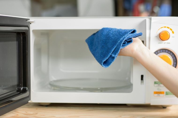 El producto ideal para la limpieza del microondas. Foto: Shutterstock