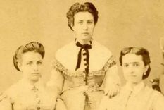 Eufrásia Teixeira Leite está de pie. Su hermana Francisca, a la derecha, y una prima a la izquierda. Foto: BBC