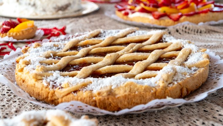 Preparar una receta de pasta frola casera permite personalizar la masa: algunos prefieren agregar ralladura de naranja o esencia de almendra para un toque distinto. Preparar una receta de pasta frola casera permite personalizar la masa: algunos prefieren agregar ralladura de naranja o esencia de almendra para un toque distinto.