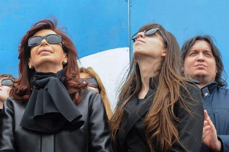 Cristina Fernández junto a sus hijos, Florencia y Máximo Kirchner. Cristina Fernández junto a sus hijos, Florencia y Máximo Kirchner.