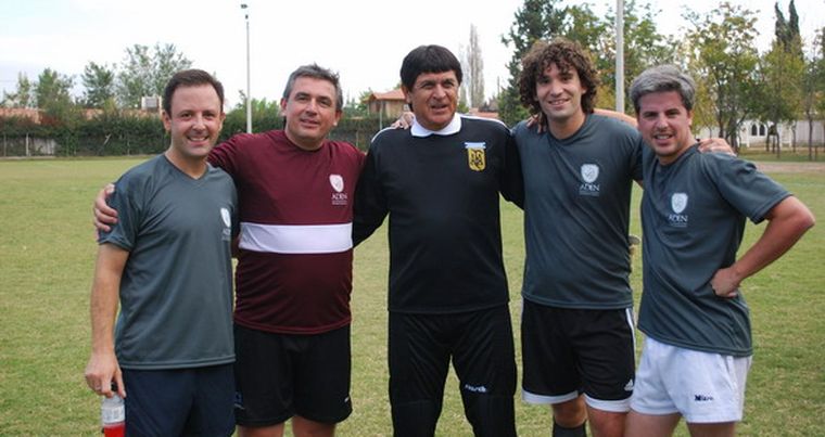 Los chicos de ADEN se calzaron los cortos para jugar junto a Ubaldo Fillol. Foto: Gentileza