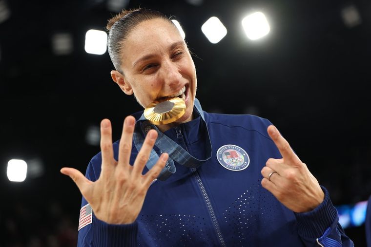 Diana Taurasi y los 6 dedos, en alusión a un récord absoluto. Foto: @usabasketball