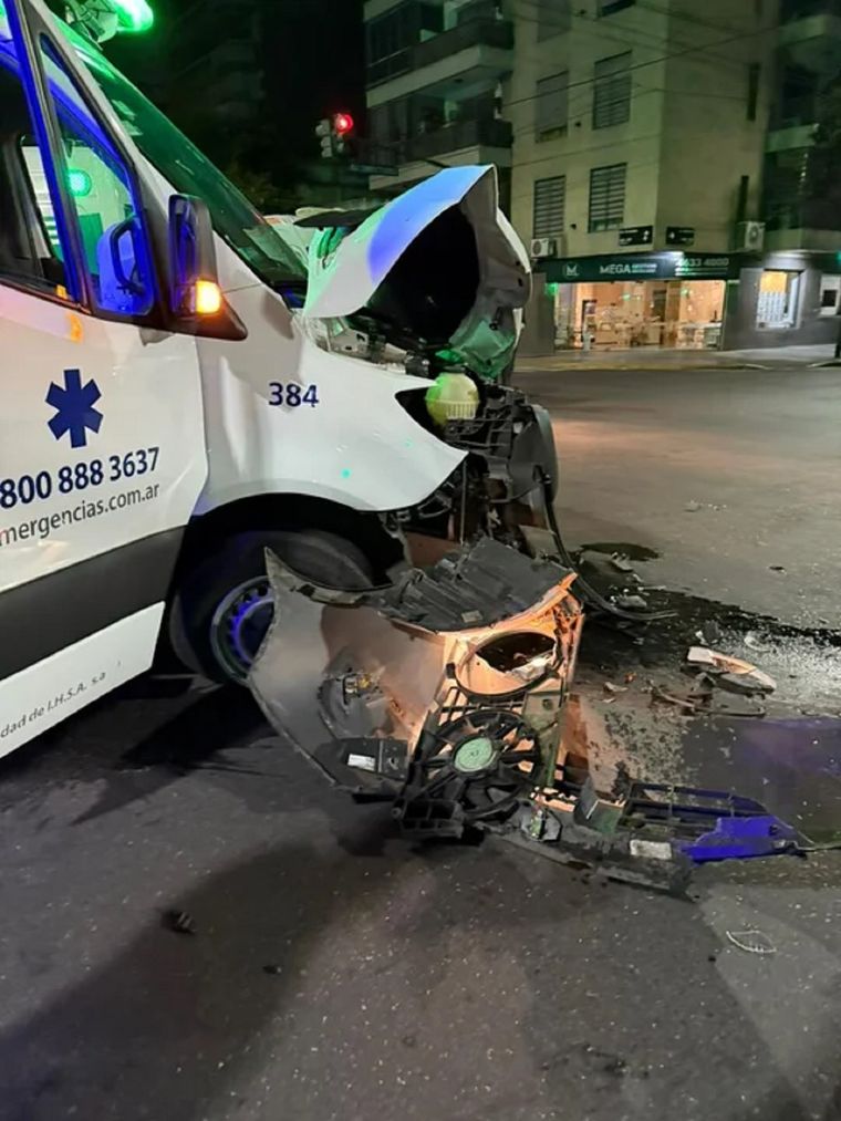 La ambulancia se trasladaba sin pacientes, pero el conductor resultó herido Foto: NA