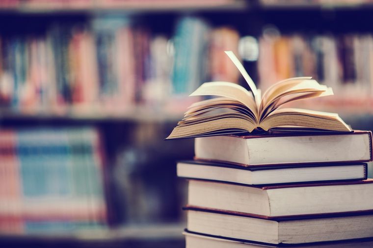 El servicio permite recibir en casa un libro para disfrutar que después es retirado por personal de la Ciudad. Foto: Shutterstock
