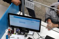 Según el calendario de pagos de la Anses, hoy cobran jubilados con haberes superiores al mínimo y DNI terminados en 6 y 7.