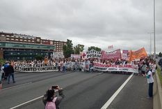 medicos bloquean autopista hacia lujan en demanda de mejoras salariales