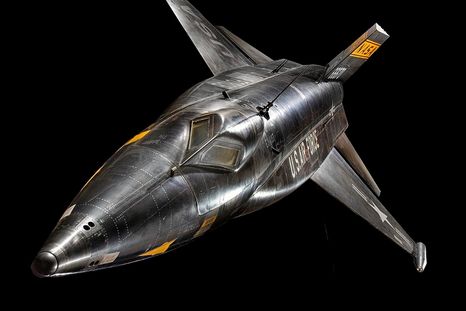 El X-15 fue una nave experimental impulsada por cohete que llevó al límite la velocidad, la altura y la resistencia de sus pilotos. El X-15 fue una nave experimental impulsada por cohete que llevó al límite la velocidad, la altura y la resistencia de sus pilotos.