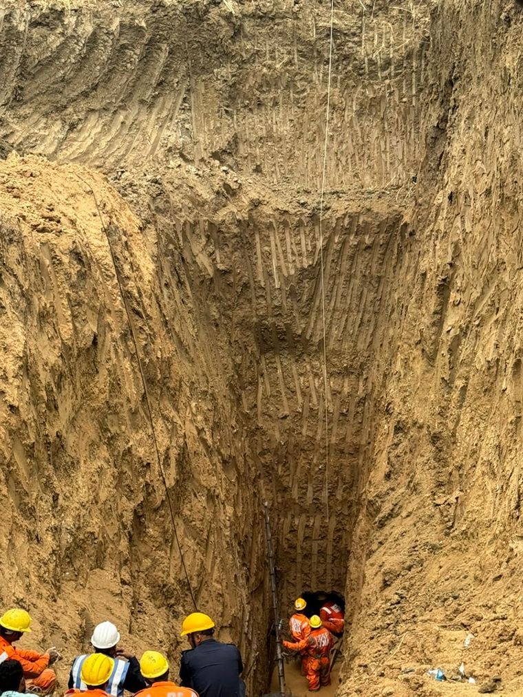 Equipos de rescate intentan salvar al niño de 6 años Foto: EFE