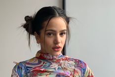 Rosalía prueba que el estilo de niña colegiala vuelve pero renovado. Foto: Slang