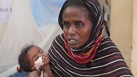Touma con su hija de tres años, Masajed. La vida de la madre y su familia fue devastada por la guerra civil en Sudán. Touma con su hija de tres años, Masajed. La vida de la madre y su familia fue devastada por la guerra civil en Sudán.