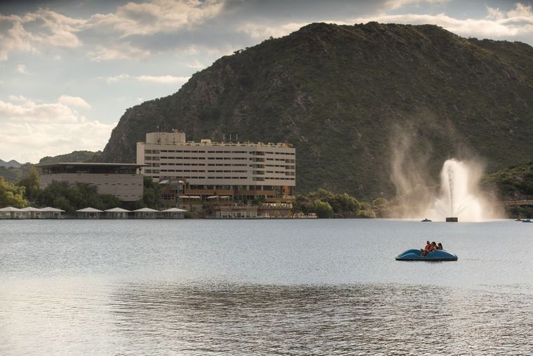 El pueblo de Potrero de los Funes se organiza alrededor de un lago rodeado por sierras.