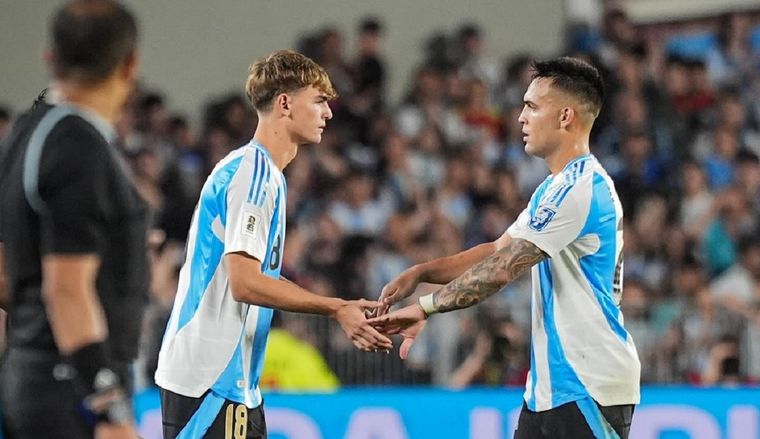 El juvenil tuvo su bautismo con la Albiceleste. Foto: Instagram @nicopaz1o