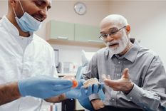 PAMI paga el total de prótesis dentales a sus afiliados. Foto: Freepik