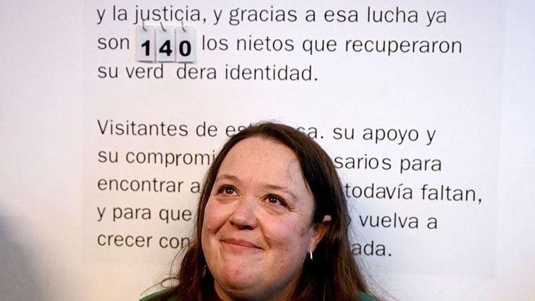 Abuelas de Plaza de Mayo se dedica a encontrar bebés que fueron robados durante la dictadura militar de Argentina, como el hermano de Adriana.