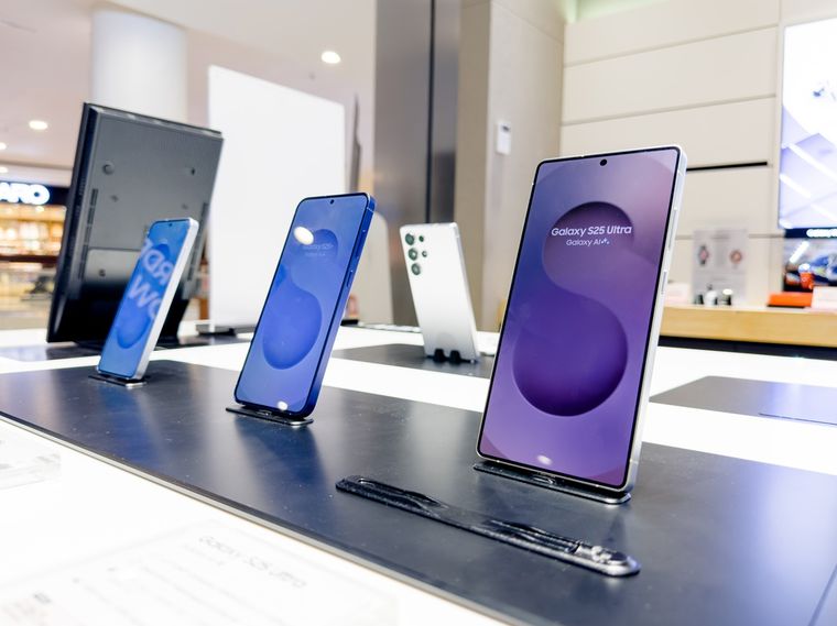 La cuota de Samsung en teléfonos compite de cerca con Apple. La cuota de Samsung en teléfonos compite de cerca con Apple.