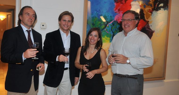 Robert Zaldívar llegó al cóctel y fue recibido por los anfitriones Matías Bauzá Moreno, Mariela Giovanelli y Andrés Arena. Foto: Gerardo Gómez / MDZ