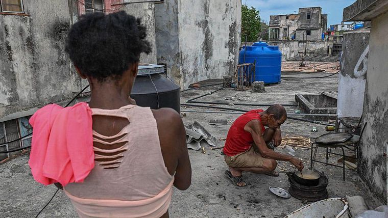 La falta de combustible está obligando a los cubanos a cocinar con leña.