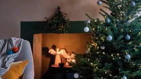 Permitir que cada uno contribuya a su manera hace que la decoración navideña sea más significativa y crea recuerdos duraderos. Foto: Farrow & Ball