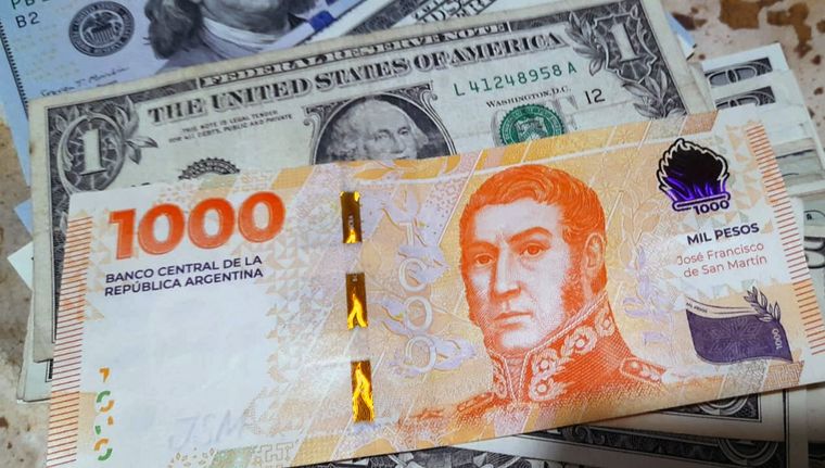 El dólar blue perdió fuerza luego del acuerdo con el FMI Foto: ALF PONCE MERCADO / MDZ