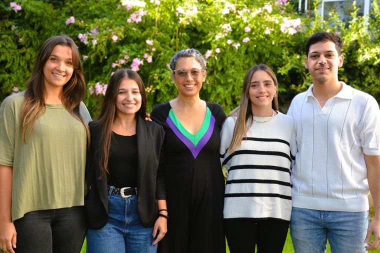 Laura Alaniz junto a su equipo del Centro de Investigaciones Básicas y Aplicadas (CIBA) de la Universidad del Noroeste de la Provincia de Buenos Aires (Unnoba).