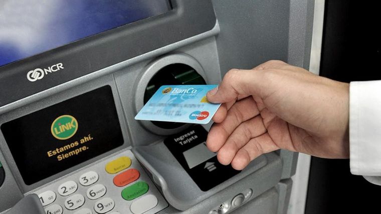 El Banco Central informó que las comisiones por extracción de dinero por fuera del banco propio ya superan los $5.000.
