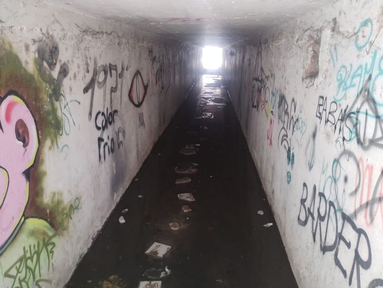 El túnel de calle Ascasubi, una conexión vital para los vecinos de esa zona de Guaymallén sumida en la desidia. Los usuarios del cruce pusieron baldosas en el medio del charco permanente para poder transitar por allí. El túnel de calle Ascasubi, una conexión vital para los vecinos de esa zona de Guaymallén sumida en la desidia. Los usuarios del cruce pusieron baldosas en el medio del charco permanente para poder transitar por allí.