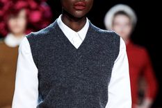 Los chalecos son ideales para hombres y mujeres. Son la tendencia 2022. Foto: Vogue