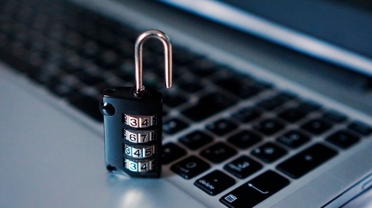 El atajo Windows + L bloquea tu PC al instante, manteniendo abiertos programas y documentos.