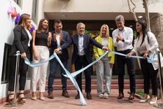 El gobernador junto al ministro de Educación, Cultura e Infancias y otros funcionarios inauguraron la residencia alternativa. Foto: Gobierno de Mendoza