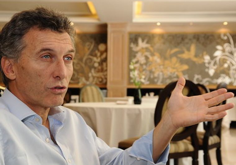 Mauricio Macri se pone el traje presidencial. Foto: Alf Ponce/MDZ