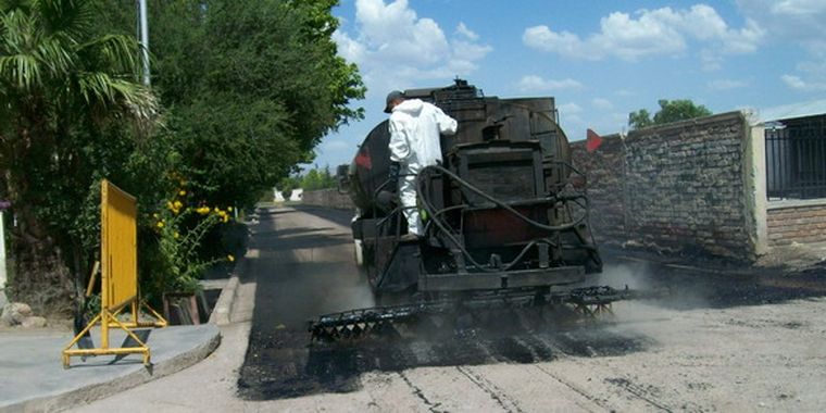 Operarios de SAPEM asfaltando en Eugenio Bustos. Foto: Gentileza San Carlos