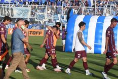 Tristeza sin final. El plantel de Godoy Cruz se retira al camarín luego del empate y del descenso consumado tras 17 temporadas consecutivas en Primera división. Tristeza sin final. El plantel de Godoy Cruz se retira al camarín luego del empate y del descenso consumado tras 17 temporadas consecutivas en Primera división.
