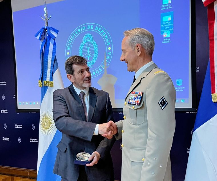 Juan Battaleme, secretario de Asuntos Internacionales, junto al teniente general Eric Peltier, jefe delegación Francia Foto: Ministerio de Defensa