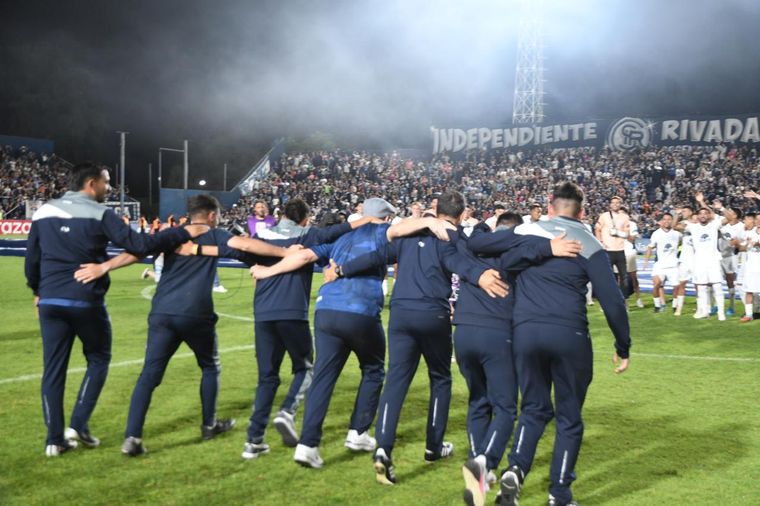 El cuerpo técnico, al encuentro de los jugadores. El cuerpo técnico, al encuentro de los jugadores. 