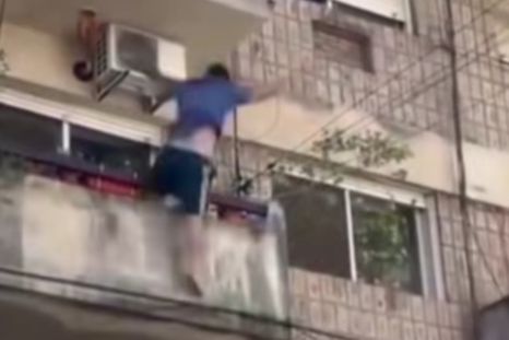 El hombre habría terminado colgado de un balcón en el cuarto piso por un presunto consumo nocivo de estupefacientes. El hombre habría terminado colgado de un balcón en el cuarto piso por un presunto consumo nocivo de estupefacientes.