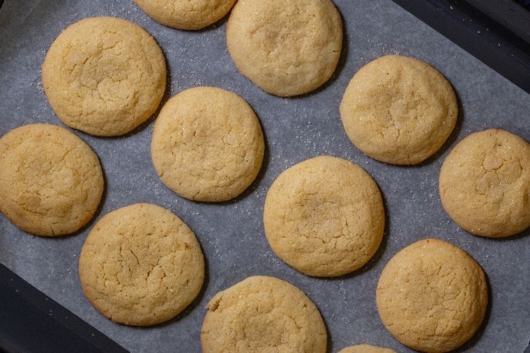 Una receta de galletas de azúcar bien equilibrada permite que las galletas mantengan su forma al hornearse. Una receta de galletas de azúcar bien equilibrada permite que las galletas mantengan su forma al hornearse.