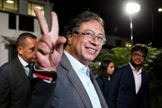 la izquierda festeja el triunfo de petro en colombia, aunque no es un resultado extrapolable al resto de la region la izquierda festeja el triunfo de petro en colombia, aunque no es un resultado extrapolable al resto de la region