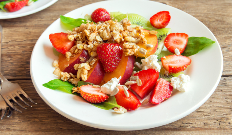 Ensalada gourmet: descubre el encanto de las espinacas con fresas y queso feta Foto: Shutterstock
