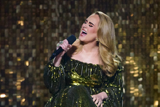 Adele deslumbrando en un show. Foto: tvinsider.com - https://www.tvinsider.com/wp-content/uploads/2022/03/adele-brit-awards.jpg