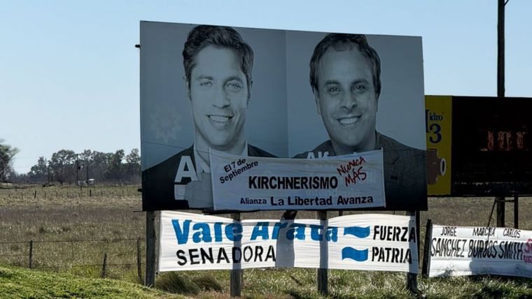 El cartel de Fuerza Patria tapado por el de La Libertad Avanza.