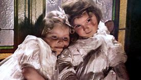Foto de 1906.Primer autocroma, tomado en color hace 117 años por los hermanos Lumière. Utiliza su propio proceso de fotografía en color que habían patentado 3 años antes. Las dos niñas son sus sobrinas, Dette y Louloune. no esta coloreado, explica BabelColor desde su Twitter. Foto: https://twitter.com/StuartHumphryes